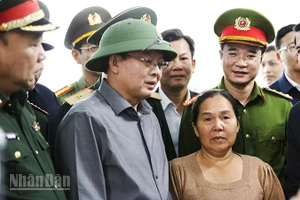 Phó Thủ tướng Hồ Quốc Dũng thăm hỏi, động viên các gia đình bị thiệt hại do thiên tai.