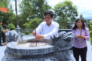 Lãnh đạo tỉnh Quảng Ngãi dâng hương tại Di tích Lịch sử Cách mạng Điểm cao 601.