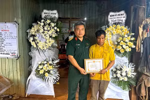 Đại diện gia đình hạ sĩ Kpă Thiêp nhận Giấy khen của Chủ tịch Ủy ban nhân dân xã Chư Sê.