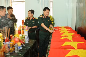 Hài cốt liệt sĩ được Quân đoàn 34 chăm sóc hương khói theo nghi thức quân đội.