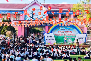 Đông đảo phụ huynh, học sinh tham gia chương trình.