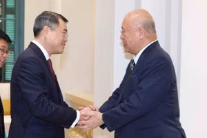 Trưởng Ban Tổ chức Trung ương tiếp Cố vấn đặc biệt Liên minh Nghị sĩ hữu nghị Nhật-Việt. (Ảnh: TTXVN)