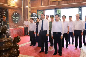 Lãnh đạo tỉnh Thái Nguyên dâng hương tại Nhà tưởng niệm Chủ tịch Hồ Chí Minh ở Đèo De, xã Phú Đình. (Ảnh: HƯƠNG LAN)