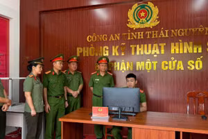 Lãnh đạo Công an tỉnh Thái Nguyên kiểm tra việc vận hành bộ phận "Một cửa số" tại Phòng Kỹ thuật hình sự. (Ảnh: ĐỖ HÀ)