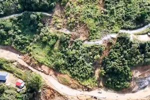 Khu vực thôn Khuổi Luông, xã Ba Bể, tiềm ẩn nguy cơ sạt lở cao do có nhiều vết nứt trên núi. (Ảnh: TUẤN SƠN)
