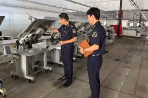 Công chức Hải quan Thái Nguyên kiểm tra tình hình sản xuất tại doanh nghiệp trong Khu công nghiệp. (Ảnh: THÁI BÌNH)