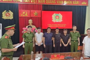 Cơ quan điều tra tống đạt quyết định khởi tố vụ án, khởi tố bị can. (Ảnh: Công an Thái Nguyên)