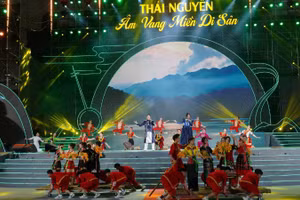Trình diễn nghệ thuật tại chương trình. (Ảnh: TUẤN SƠN).