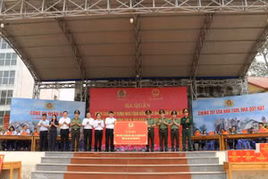 Lãnh đạo Bộ Công an trao tặng kinh phí thực hiện chương trình cho tỉnh Thái Nguyên. (Ảnh: TUẤN SƠN)