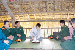 Tuyên truyền, vận động thực hiện Luật Nghĩa vụ quân sự tại xã La Hiên. (Ảnh: DUY ĐỨC)