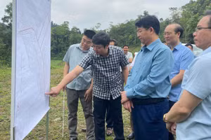 Lãnh đạo tỉnh Thái Nguyên kiểm tra, chỉ đạo triển khai dự án tại thôn Kim Vân. (Ảnh: THU CÚC)