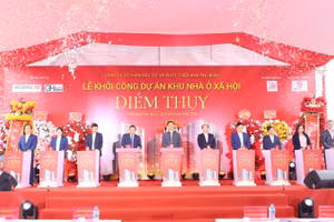 Nhấn nút khởi công dự án xây dựng 567 căn nhà ở xã hội Điềm Thụy, xã Điềm Thụy. (Ảnh: TUẤN SƠN)