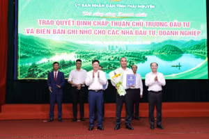 Trao quyết định, giấy chứng nhận đầu tư cho doanh nghiệp. (Ảnh: TUẤN SƠN)