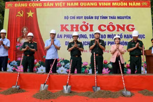 Đại biểu thực hiện nghi thức khởi công. (Ảnh: DUY ĐỨC)