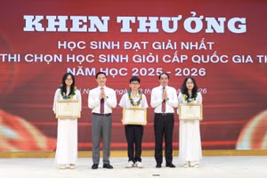 Lãnh đạo tỉnh Thái Nguyên trao thưởng cho học sinh đoạt Giải Nhất kỳ thi học sinh giỏi quốc gia Trung học phổ thông. (Ảnh: UBND tỉnh Thái Nguyên)