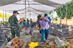 Khai quật, lấy mẫu ADN hài cốt liệt sĩ tại Nghĩa trang liệt sĩ xã Vô Tranh. (Ảnh: DUY ĐỨC).