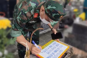 Cán bộ Bộ Chỉ huy quân sự tỉnh cẩn thận ghi lại thông tin từng phần mộ để phục vụ chính xác công tác hoàn nguyên sau khai quật. (Ảnh: DUY ĐỨC).