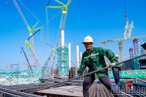 Công nhân thi công 3 ca nhằm đẩy nhanh tiến độ Cảng Hàng không quốc tế Phú Quốc. 