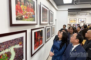 Đông đảo đại biểu, nhiếp ảnh gia và công chúng tham quan triển lãm trong ngày khai mạc.