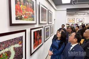 Đông đảo đại biểu, nhiếp ảnh gia và công chúng tham quan triển lãm trong ngày khai mạc.