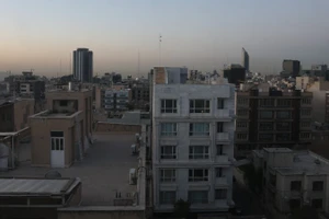 Quang cảnh thủ đô Tehran, Iran ngày 1/3/2026. (Ảnh: THX/TTXVN)