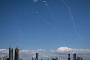 Những vệt khói trên bầu trời Tel Aviv (Israel) khi hệ thống phòng không Israel đánh chặn tên lửa từ Iran, ngày 1/3/2026. (Ảnh: THX/TTXVN)