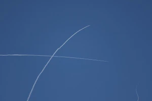 Ảnh minh họa: Những vệt khói trên bầu trời Tel Aviv (Israel) khi hệ thống phòng không Israel đánh chặn tên lửa từ Iran, ngày 1/3/2026. (Ảnh: AA/TTXVN)