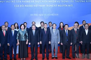 Thủ tướng Chính phủ Lê Minh Hưng chụp ảnh chung cùng các đồng chí lãnh đạo, đại biểu tham dự phiên toàn thể.