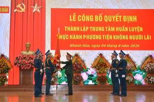 Thượng tướng Phạm Trường Sơn trao Quân kỳ Quyết thắng cho Trung tâm huấn luyện thực hành phương tiện không người lái.