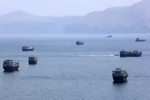 Tàu thuyền di chuyển trên eo biển Hormuz, gần thị trấn Khasab, miền bắc Oman, ngày 20/6/2026. (Ảnh: THX/TTXVN)