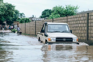 Ngập úng do mưa lớn gây ra tại tỉnh Maputo, Mozambique, ngày 12/1/2026. (Ảnh: Tân Hoa Xã)