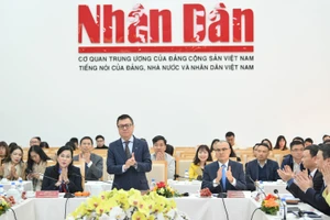 Các đồng chí Ủy viên Trung ương Đảng: Lê Quốc Minh, Tổng Biên tập Báo Nhân Dân, Phó Trưởng ban Tuyên giáo và Dân vận Trung ương, Chủ tịch Hội Nhà báo Việt Nam; Nguyễn Thanh Hải, Chủ nhiệm Ủy ban Khoa học, Công nghệ và Môi trường của Quốc hội; Phạm Đại Dương, Phó Trưởng ban Chính sách, Chiến lược Trung ương, điều hành nội dung Hội thảo.