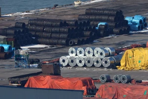 Các sản phẩm thép chờ xuất khẩu tại cảng ở Pyeongtaek, phía nam thủ đô Seoul, Hàn Quốc. (Ảnh: Yonhap/TTXVN)