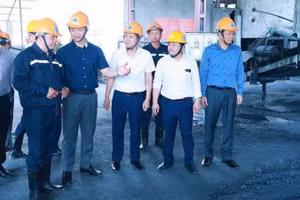 Lãnh đạo tỉnh Thái Nguyên kiểm tra hoạt động sản xuất tại nhà máy của Công ty cổ phần Kim loại màu Thái Nguyên-Vimico. (Ảnh: Ủy ban nhân dân tỉnh Thái Nguyên)