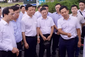 Lãnh đạo hai tỉnh Thái Nguyên, Phú Thọ khảo sát các khu vực dự kiến dự án đi qua tại xã Tam Đảo, tỉnh Phú Thọ. (Ảnh: Ủy ban nhân dân tỉnh Thái Nguyên)