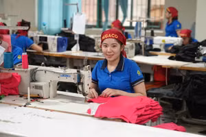 Sản xuất hàng may mặc tại Tổng công ty May Hưng Yên.