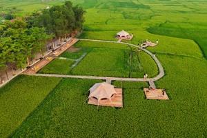 Điểm du lịch được thiết kế mộc mạc, hài hòa với thiên nhiên xanh mát chung quanh.