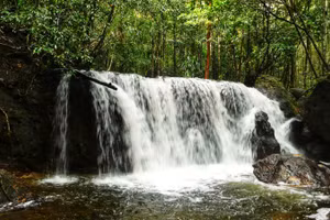 Một dòng thác trên dòng Suối Tranh với cảnh sắc thiên nhiên hữu tình.