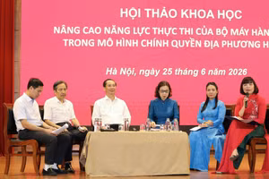 Đại biểu trong phiên Tọa đàm tại Hội thảo khoa học “Nâng cao năng lực thực thi của bộ máy hành chính trong mô hình chính quyền địa phương hai cấp”.
