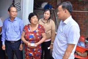 Lãnh đạo tỉnh Đồng Tháp cùng địa phương thăm hỏi, động viên và tặng quà cho gia đình bị thiệt hại do thiên tai gây ra.