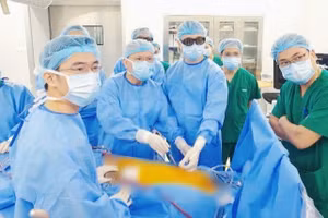 Ê-kíp thực hiện ca phẫu thuật.