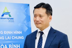 Tiến sĩ Nguyễn Hùng Sơn, Giám đốc Học viện Ngoại giao trả lời phỏng vấn báo chí về các nội dung liên quan đến Diễn đàn Tương lai ASEAN 2026. (Ảnh: TTXVN)