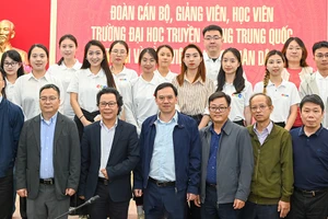 Lãnh đạo, cán bộ Báo Nhân Dân và Đoàn công tác Trường đại học Truyền thông Trung Quốc chụp ảnh lưu niệm. (Ảnh: THẾ ĐẠI)