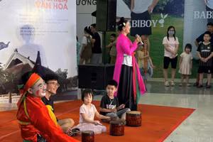 Các em thiếu niên, nhi đồng trải nghiệm nghệ thuật chèo với sự hướng dẫn của nghệ sĩ.