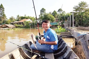 Niềm vui khi câu dính cá.