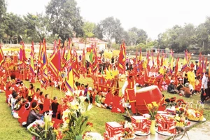 Lễ rước kiệu trước giờ khai hội.