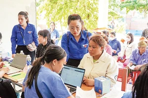 Khám, chữa bệnh, cấp phát thuốc miễn phí cho người dân vùng sâu, vùng xa trên địa bàn. (Ảnh KHOA CHƯƠNG)