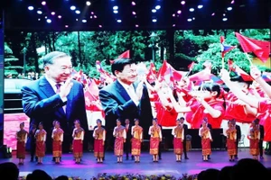 Nhân kỷ niệm 50 năm Quốc khánh nước Cộng hòa Dân chủ Nhân dân Lào, tối 30/11/2025, tại Cung Văn hóa Quốc gia Lào ở thủ đô Vientiane đã diễn ra Chương trình Văn nghệ Hữu nghị Lào-Việt Nam. (Ảnh: TTXVN)