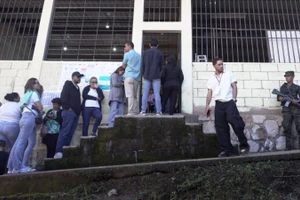 Cử tri xếp hàng chờ bỏ phiếu trong cuộc tổng tuyển cử tại điểm bầu cử ở Tegucigalpa, Honduras, ngày 30/11/2025. (Ảnh: THX/TTXVN)