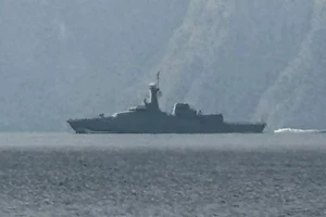 Tàu của hải quân tuần tra tại eo biển Hormuz, ngày 1/3/2026. (Ảnh: rnz.co.nz/TTXVN)